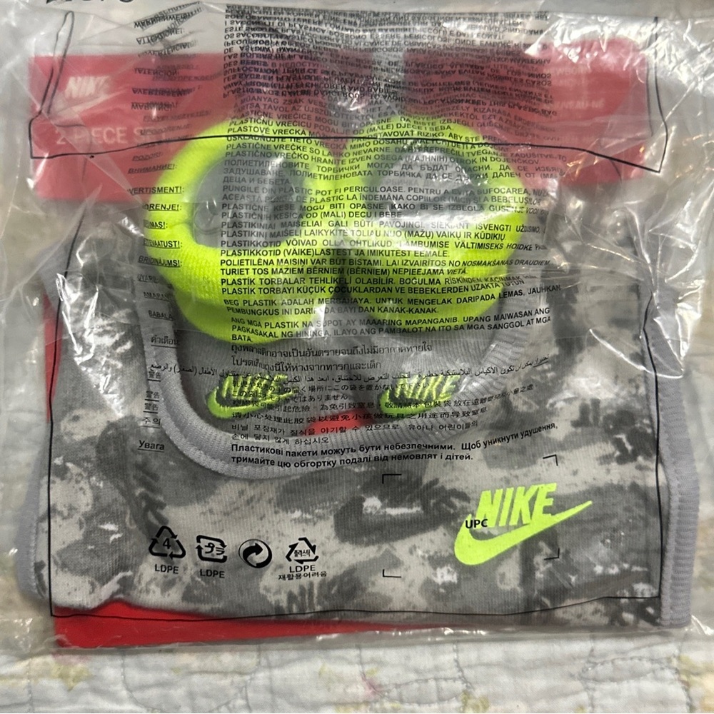 NIKE 2 Piece Bib & Sock Set 0-6 Months Gray Camo & Green Baby Gift - Picture 2 of 2